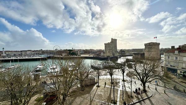 Unique par son emplacement, rare grace a ses exterieurs et baigne de lumiere, cet appartement a tout pour marquer les esprits.