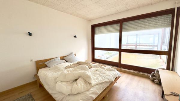 Unique par son emplacement, rare grace a ses exterieurs et baigne de lumiere, cet appartement a tout pour marquer les esprits.