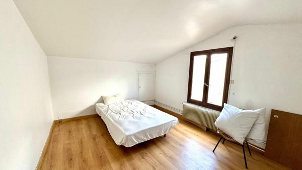 Unique par son emplacement, rare grace a ses exterieurs et baigne de lumiere, cet appartement a tout pour marquer les esprits.