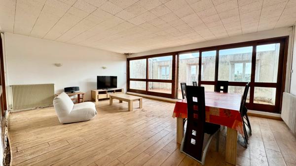 Unique par son emplacement, rare grace a ses exterieurs et baigne de lumiere, cet appartement a tout pour marquer les esprits.