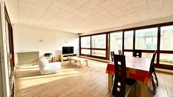 Unique par son emplacement, rare grace a ses exterieurs et baigne de lumiere, cet appartement a tout pour marquer les esprits.