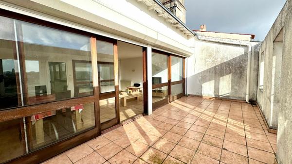 Unique par son emplacement, rare grace a ses exterieurs et baigne de lumiere, cet appartement a tout pour marquer les esprits.