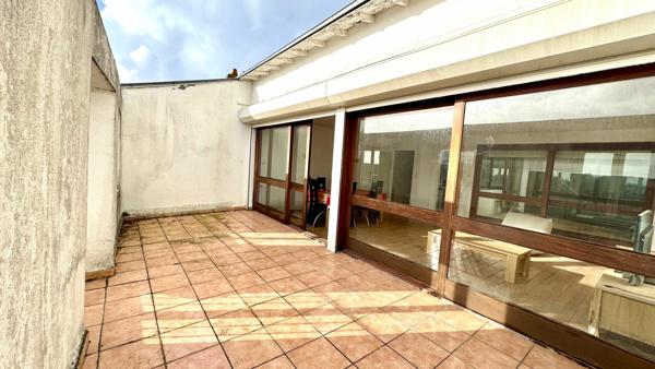 Unique par son emplacement, rare grace a ses exterieurs et baigne de lumiere, cet appartement a tout pour marquer les esprits.