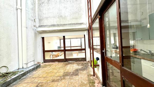 Unique par son emplacement, rare grace a ses exterieurs et baigne de lumiere, cet appartement a tout pour marquer les esprits.