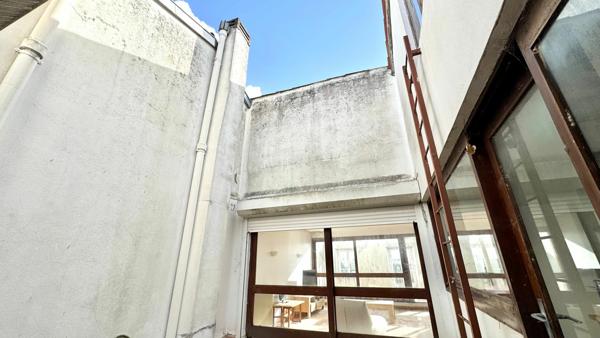 Unique par son emplacement, rare grace a ses exterieurs et baigne de lumiere, cet appartement a tout pour marquer les esprits.