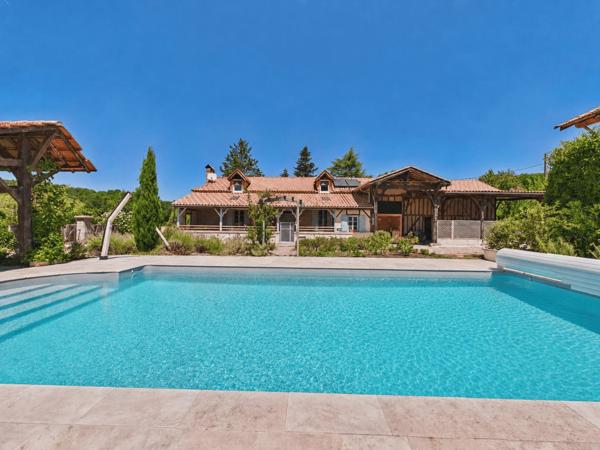Fabuleuse maison en pierre avec piscine et joli jardin