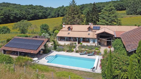 Fabuleuse maison en pierre avec piscine et joli jardin