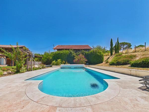 Fabuleuse maison en pierre avec piscine et joli jardin