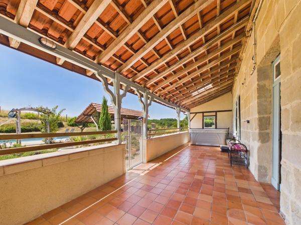 Fabuleuse maison en pierre avec piscine et joli jardin