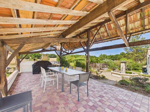 Fabuleuse maison en pierre avec piscine et joli jardin