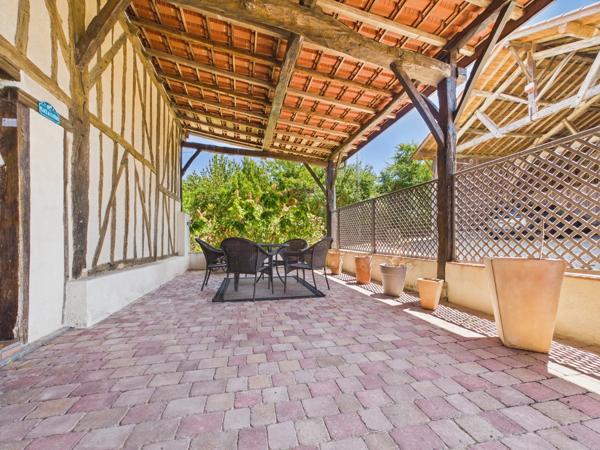 Fabuleuse maison en pierre avec piscine et joli jardin