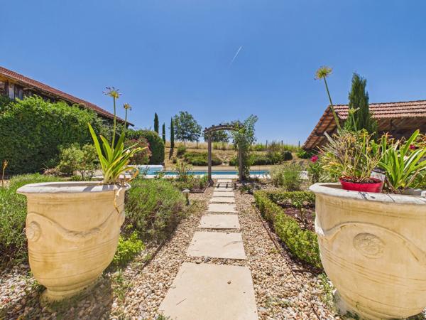 Fabuleuse maison en pierre avec piscine et joli jardin