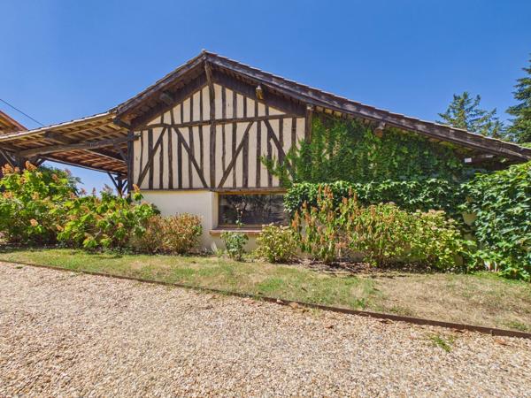 Fabuleuse maison en pierre avec piscine et joli jardin