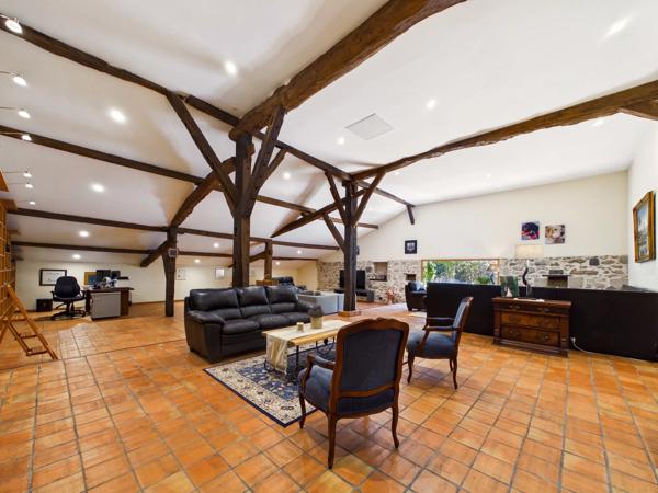 Fabuleuse maison en pierre avec piscine et joli jardin
