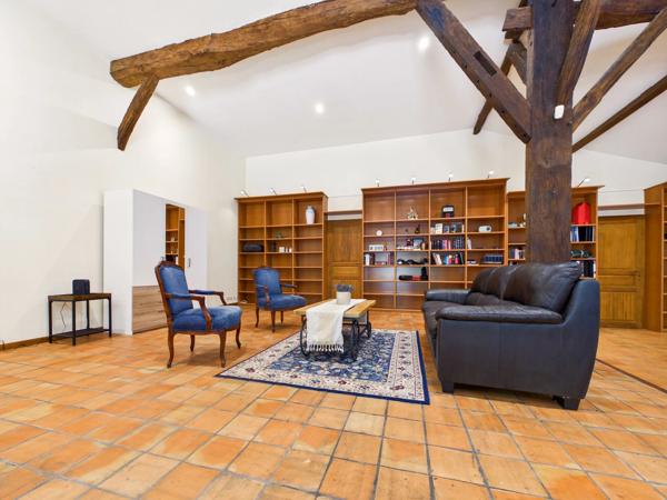 Fabuleuse maison en pierre avec piscine et joli jardin