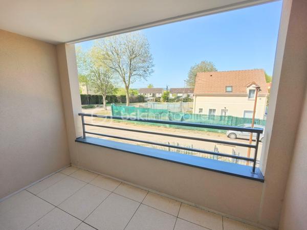 Découvrez cet élégant appartement neuf situé dans une résidence récente et moderne, construite en 2024, offrant un cadre de vie confortable et urbain. Ce bien est idéalement niché au 1er étage d'un bâtiment de 4 niveaux, garantissant une ambiance contemporaine et sereine.

Ce spacieux appartement de 59,90 m² comprend 3 pièces bien agencées. Profitez d'un espace de vie harmonieux avec séjour ouvert sur un balcon, procurant lumière et espace. Il sera également idéal pour admirer les couchers de soleil ! Parking privé box inclus pour un confort optimal. Le tout dans une copropriété bien entretenue, comprenant 82 lots, avec des charges annuelles s'élevant à 2 508,00 €.

Ce bien immobilier offre une opportunité à saisir rapidement pour qui recherche le confort moderne en ville avec tous les commerces, services et transports (bus et gare) à proximité ! 

Visite sur rendez-vous uniquement.
A votre dispo pour conseiller et vous accompagner dans la réalisation de votre projet de vie : WILLY BOYÉ - 07 87 37 75 87

Action !