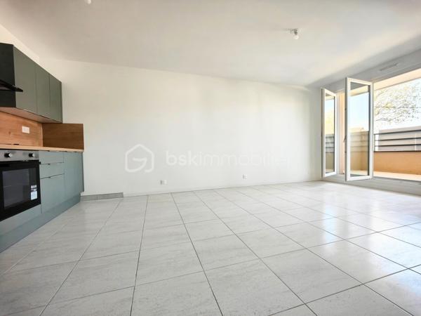Découvrez cet élégant appartement neuf situé dans une résidence récente et moderne, construite en 2024, offrant un cadre de vie confortable et urbain. Ce bien est idéalement niché au 1er étage d'un bâtiment de 4 niveaux, garantissant une ambiance contemporaine et sereine.

Ce spacieux appartement de 59,90 m² comprend 3 pièces bien agencées. Profitez d'un espace de vie harmonieux avec séjour ouvert sur un balcon, procurant lumière et espace. Il sera également idéal pour admirer les couchers de soleil ! Parking privé box inclus pour un confort optimal. Le tout dans une copropriété bien entretenue, comprenant 82 lots, avec des charges annuelles s'élevant à 2 508,00 €.

Ce bien immobilier offre une opportunité à saisir rapidement pour qui recherche le confort moderne en ville avec tous les commerces, services et transports (bus et gare) à proximité ! 

Visite sur rendez-vous uniquement.
A votre dispo pour conseiller et vous accompagner dans la réalisation de votre projet de vie : WILLY BOYÉ - 07 87 37 75 87

Action !