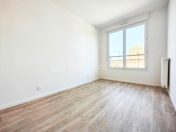 Découvrez cet élégant appartement neuf situé dans une résidence récente et moderne, construite en 2024, offrant un cadre de vie confortable et urbain. Ce bien est idéalement niché au 1er étage d'un bâtiment de 4 niveaux, garantissant une ambiance contemporaine et sereine.

Ce spacieux appartement de 59,90 m² comprend 3 pièces bien agencées. Profitez d'un espace de vie harmonieux avec séjour ouvert sur un balcon, procurant lumière et espace. Il sera également idéal pour admirer les couchers de soleil ! Parking privé box inclus pour un confort optimal. Le tout dans une copropriété bien entretenue, comprenant 82 lots, avec des charges annuelles s'élevant à 2 508,00 €.

Ce bien immobilier offre une opportunité à saisir rapidement pour qui recherche le confort moderne en ville avec tous les commerces, services et transports (bus et gare) à proximité ! 

Visite sur rendez-vous uniquement.
A votre dispo pour conseiller et vous accompagner dans la réalisation de votre projet de vie : WILLY BOYÉ - 07 87 37 75 87

Action !