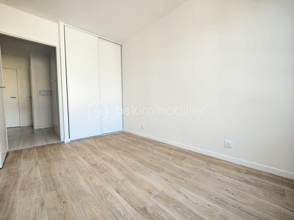 Découvrez cet élégant appartement neuf situé dans une résidence récente et moderne, construite en 2024, offrant un cadre de vie confortable et urbain. Ce bien est idéalement niché au 1er étage d'un bâtiment de 4 niveaux, garantissant une ambiance contemporaine et sereine.

Ce spacieux appartement de 59,90 m² comprend 3 pièces bien agencées. Profitez d'un espace de vie harmonieux avec séjour ouvert sur un balcon, procurant lumière et espace. Il sera également idéal pour admirer les couchers de soleil ! Parking privé box inclus pour un confort optimal. Le tout dans une copropriété bien entretenue, comprenant 82 lots, avec des charges annuelles s'élevant à 2 508,00 €.

Ce bien immobilier offre une opportunité à saisir rapidement pour qui recherche le confort moderne en ville avec tous les commerces, services et transports (bus et gare) à proximité ! 

Visite sur rendez-vous uniquement.
A votre dispo pour conseiller et vous accompagner dans la réalisation de votre projet de vie : WILLY BOYÉ - 07 87 37 75 87

Action !