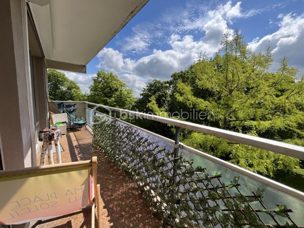 Dans une résidence CALME ET ARBORÉ le long des quais de Seine, Situé à 15 minutes à pied de la gare d’Andrésy (Ligne J) et des commerces, à proximité immédiate d’une école, d’un collège et d’un complexe sportif, au 3ÈME ÉTAGE AVEC ASCENSEUR, cet appartement TRAVERSANT de 5 pièces d’environ 98m2 comprend : une entrée avec un dressing, un double séjour ORIENTÉ SUD d’environ 31m2 avec accès au balcon d’environ 8m2, une cuisine aménagée et équipée, trois chambres dont deux d’environ 12m2, une salle de bains avec WC, une salle d’eau et un WC séparé.
Une cave au sous-sol et un place de parking couverte complètent ce bien.

À SAVOIR :
-Aire de jeux pour enfants et grand parc.
-École et collège à moins de 5 minutes à pied.
-Gardien et local vélo.
-Parking visiteurs.
-Charges de copropriété : 400€/mois tout compris, vous n’avez plus que l’électricité à payer.
-DPE D / GES D.