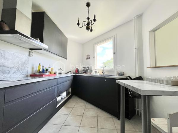 Dans une résidence CALME ET ARBORÉ le long des quais de Seine, Situé à 15 minutes à pied de la gare d’Andrésy (Ligne J) et des commerces, à proximité immédiate d’une école, d’un collège et d’un complexe sportif, au 3ÈME ÉTAGE AVEC ASCENSEUR, cet appartement TRAVERSANT de 5 pièces d’environ 98m2 comprend : une entrée avec un dressing, un double séjour ORIENTÉ SUD d’environ 31m2 avec accès au balcon d’environ 8m2, une cuisine aménagée et équipée, trois chambres dont deux d’environ 12m2, une salle de bains avec WC, une salle d’eau et un WC séparé.
Une cave au sous-sol et un place de parking couverte complètent ce bien.

À SAVOIR :
-Aire de jeux pour enfants et grand parc.
-École et collège à moins de 5 minutes à pied.
-Gardien et local vélo.
-Parking visiteurs.
-Charges de copropriété : 400€/mois tout compris, vous n’avez plus que l’électricité à payer.
-DPE D / GES D.