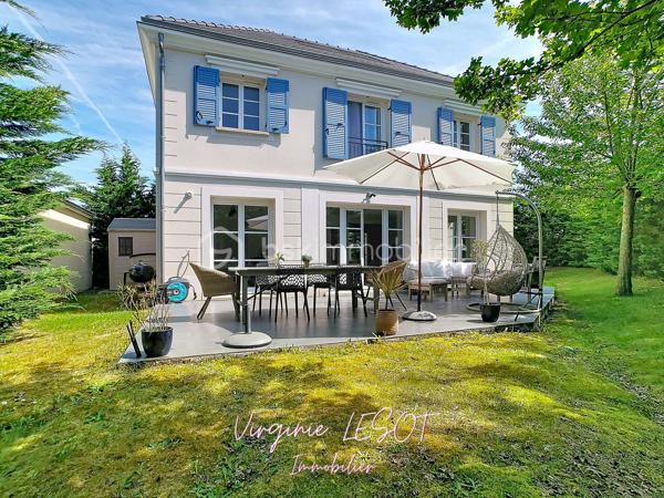 *** Opportunité à Montévrain - Maison contemporaine "Domaine de l'Orangerie" ***

Je vous présente cette villa modèle "Albane" alliant VOLUMES et MODERNITÉ.

Édifiée sur une parcelle de 476 m², cette élégante maison individuelle développe 142 m² au sol (116 m² Loi Carrez) répartis sur trois niveaux, offrant des prestations confortables et des espaces parfaitement pensés pour la vie de famille.

Dès l’entrée, vous découvrirez une atmosphère chaleureuse et lumineuse avec un vaste espace de vie comprenant salon et salle à manger ouverts sur une cuisine aménagée et équipée, créant un ensemble convivial et raffiné. Des WC indépendants complètent ce niveau.

À l’étage, le palier dessert quatre belles chambres, dont une agréable suite parentale avec dressing et salle d’eau privative. Une salle de bains supplémentaire ainsi qu’un second WC indépendant assurent un confort optimal au quotidien.

Le dernier niveau accueille des combles entièrement aménagés avec vélux équipés de volets motorisés, offrant un espace supplémentaire idéal pour une chambre, un bureau, une salle de sport ou un espace loisirs selon vos envies.

À l’extérieur, le jardin avec terrasse bénéficie d’une belle exposition SUD-EST, parfaite pour profiter des journées ensoleillées dans un cadre intime et agréable.

Un garage attenant avec accès direct à la cuisine ainsi qu’un espace de stationnement extérieur privatif viennent parfaire les prestations de ce bien aux nombreux atouts.

Contactez moi si vous désirez davantage d'informations sur ce bien et les atouts du secteur.
Je me ferai un plaisir de vous recevoir en visite !  Virginie LESOT - 07 67 58 87 50 - v.lesot@bskimmobilier.com