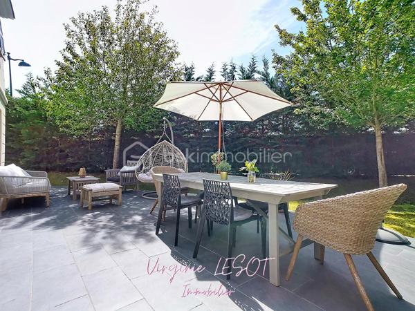 *** Opportunité à Montévrain - Maison contemporaine "Domaine de l'Orangerie" ***

Je vous présente cette villa modèle "Albane" alliant VOLUMES et MODERNITÉ.

Édifiée sur une parcelle de 476 m², cette élégante maison individuelle développe 142 m² au sol (116 m² Loi Carrez) répartis sur trois niveaux, offrant des prestations confortables et des espaces parfaitement pensés pour la vie de famille.

Dès l’entrée, vous découvrirez une atmosphère chaleureuse et lumineuse avec un vaste espace de vie comprenant salon et salle à manger ouverts sur une cuisine aménagée et équipée, créant un ensemble convivial et raffiné. Des WC indépendants complètent ce niveau.

À l’étage, le palier dessert quatre belles chambres, dont une agréable suite parentale avec dressing et salle d’eau privative. Une salle de bains supplémentaire ainsi qu’un second WC indépendant assurent un confort optimal au quotidien.

Le dernier niveau accueille des combles entièrement aménagés avec vélux équipés de volets motorisés, offrant un espace supplémentaire idéal pour une chambre, un bureau, une salle de sport ou un espace loisirs selon vos envies.

À l’extérieur, le jardin avec terrasse bénéficie d’une belle exposition SUD-EST, parfaite pour profiter des journées ensoleillées dans un cadre intime et agréable.

Un garage attenant avec accès direct à la cuisine ainsi qu’un espace de stationnement extérieur privatif viennent parfaire les prestations de ce bien aux nombreux atouts.

Contactez moi si vous désirez davantage d'informations sur ce bien et les atouts du secteur.
Je me ferai un plaisir de vous recevoir en visite !  Virginie LESOT - 07 67 58 87 50 - v.lesot@bskimmobilier.com