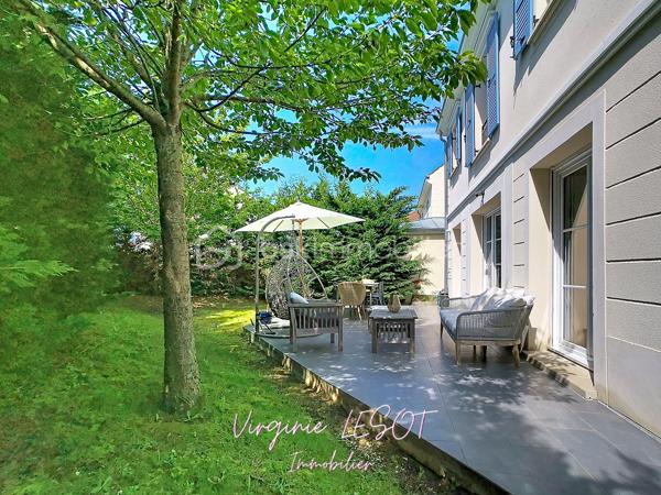 *** Opportunité à Montévrain - Maison contemporaine "Domaine de l'Orangerie" ***

Je vous présente cette villa modèle "Albane" alliant VOLUMES et MODERNITÉ.

Édifiée sur une parcelle de 476 m², cette élégante maison individuelle développe 142 m² au sol (116 m² Loi Carrez) répartis sur trois niveaux, offrant des prestations confortables et des espaces parfaitement pensés pour la vie de famille.

Dès l’entrée, vous découvrirez une atmosphère chaleureuse et lumineuse avec un vaste espace de vie comprenant salon et salle à manger ouverts sur une cuisine aménagée et équipée, créant un ensemble convivial et raffiné. Des WC indépendants complètent ce niveau.

À l’étage, le palier dessert quatre belles chambres, dont une agréable suite parentale avec dressing et salle d’eau privative. Une salle de bains supplémentaire ainsi qu’un second WC indépendant assurent un confort optimal au quotidien.

Le dernier niveau accueille des combles entièrement aménagés avec vélux équipés de volets motorisés, offrant un espace supplémentaire idéal pour une chambre, un bureau, une salle de sport ou un espace loisirs selon vos envies.

À l’extérieur, le jardin avec terrasse bénéficie d’une belle exposition SUD-EST, parfaite pour profiter des journées ensoleillées dans un cadre intime et agréable.

Un garage attenant avec accès direct à la cuisine ainsi qu’un espace de stationnement extérieur privatif viennent parfaire les prestations de ce bien aux nombreux atouts.

Contactez moi si vous désirez davantage d'informations sur ce bien et les atouts du secteur.
Je me ferai un plaisir de vous recevoir en visite !  Virginie LESOT - 07 67 58 87 50 - v.lesot@bskimmobilier.com