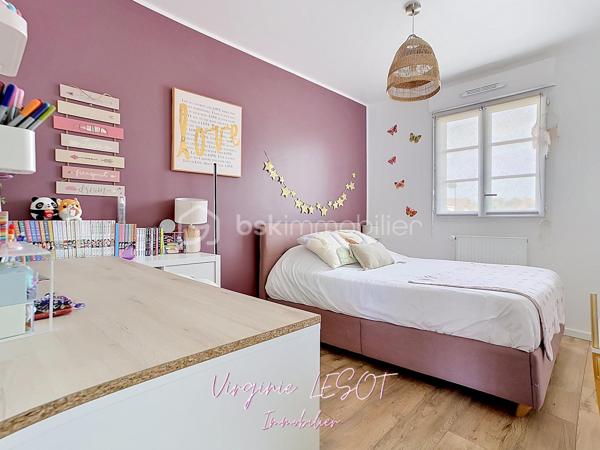 *** Opportunité à Montévrain - Maison contemporaine "Domaine de l'Orangerie" ***

Je vous présente cette villa modèle "Albane" alliant VOLUMES et MODERNITÉ.

Édifiée sur une parcelle de 476 m², cette élégante maison individuelle développe 142 m² au sol (116 m² Loi Carrez) répartis sur trois niveaux, offrant des prestations confortables et des espaces parfaitement pensés pour la vie de famille.

Dès l’entrée, vous découvrirez une atmosphère chaleureuse et lumineuse avec un vaste espace de vie comprenant salon et salle à manger ouverts sur une cuisine aménagée et équipée, créant un ensemble convivial et raffiné. Des WC indépendants complètent ce niveau.

À l’étage, le palier dessert quatre belles chambres, dont une agréable suite parentale avec dressing et salle d’eau privative. Une salle de bains supplémentaire ainsi qu’un second WC indépendant assurent un confort optimal au quotidien.

Le dernier niveau accueille des combles entièrement aménagés avec vélux équipés de volets motorisés, offrant un espace supplémentaire idéal pour une chambre, un bureau, une salle de sport ou un espace loisirs selon vos envies.

À l’extérieur, le jardin avec terrasse bénéficie d’une belle exposition SUD-EST, parfaite pour profiter des journées ensoleillées dans un cadre intime et agréable.

Un garage attenant avec accès direct à la cuisine ainsi qu’un espace de stationnement extérieur privatif viennent parfaire les prestations de ce bien aux nombreux atouts.

Contactez moi si vous désirez davantage d'informations sur ce bien et les atouts du secteur.
Je me ferai un plaisir de vous recevoir en visite !  Virginie LESOT - 07 67 58 87 50 - v.lesot@bskimmobilier.com