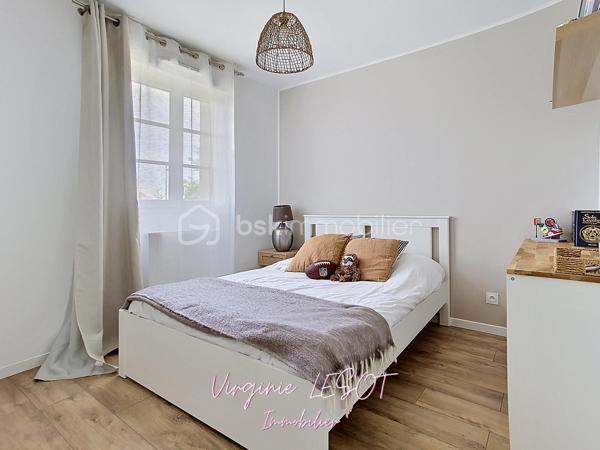 *** Opportunité à Montévrain - Maison contemporaine "Domaine de l'Orangerie" ***

Je vous présente cette villa modèle "Albane" alliant VOLUMES et MODERNITÉ.

Édifiée sur une parcelle de 476 m², cette élégante maison individuelle développe 142 m² au sol (116 m² Loi Carrez) répartis sur trois niveaux, offrant des prestations confortables et des espaces parfaitement pensés pour la vie de famille.

Dès l’entrée, vous découvrirez une atmosphère chaleureuse et lumineuse avec un vaste espace de vie comprenant salon et salle à manger ouverts sur une cuisine aménagée et équipée, créant un ensemble convivial et raffiné. Des WC indépendants complètent ce niveau.

À l’étage, le palier dessert quatre belles chambres, dont une agréable suite parentale avec dressing et salle d’eau privative. Une salle de bains supplémentaire ainsi qu’un second WC indépendant assurent un confort optimal au quotidien.

Le dernier niveau accueille des combles entièrement aménagés avec vélux équipés de volets motorisés, offrant un espace supplémentaire idéal pour une chambre, un bureau, une salle de sport ou un espace loisirs selon vos envies.

À l’extérieur, le jardin avec terrasse bénéficie d’une belle exposition SUD-EST, parfaite pour profiter des journées ensoleillées dans un cadre intime et agréable.

Un garage attenant avec accès direct à la cuisine ainsi qu’un espace de stationnement extérieur privatif viennent parfaire les prestations de ce bien aux nombreux atouts.

Contactez moi si vous désirez davantage d'informations sur ce bien et les atouts du secteur.
Je me ferai un plaisir de vous recevoir en visite !  Virginie LESOT - 07 67 58 87 50 - v.lesot@bskimmobilier.com