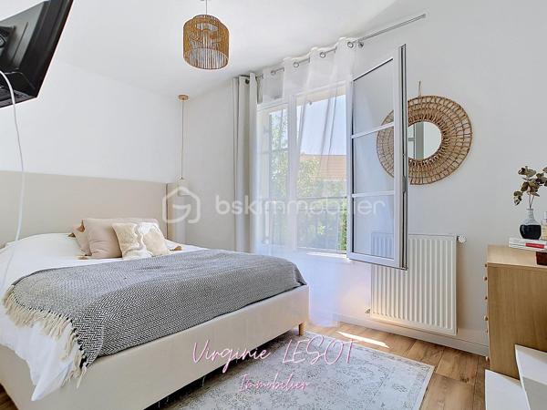 *** Opportunité à Montévrain - Maison contemporaine "Domaine de l'Orangerie" ***

Je vous présente cette villa modèle "Albane" alliant VOLUMES et MODERNITÉ.

Édifiée sur une parcelle de 476 m², cette élégante maison individuelle développe 142 m² au sol (116 m² Loi Carrez) répartis sur trois niveaux, offrant des prestations confortables et des espaces parfaitement pensés pour la vie de famille.

Dès l’entrée, vous découvrirez une atmosphère chaleureuse et lumineuse avec un vaste espace de vie comprenant salon et salle à manger ouverts sur une cuisine aménagée et équipée, créant un ensemble convivial et raffiné. Des WC indépendants complètent ce niveau.

À l’étage, le palier dessert quatre belles chambres, dont une agréable suite parentale avec dressing et salle d’eau privative. Une salle de bains supplémentaire ainsi qu’un second WC indépendant assurent un confort optimal au quotidien.

Le dernier niveau accueille des combles entièrement aménagés avec vélux équipés de volets motorisés, offrant un espace supplémentaire idéal pour une chambre, un bureau, une salle de sport ou un espace loisirs selon vos envies.

À l’extérieur, le jardin avec terrasse bénéficie d’une belle exposition SUD-EST, parfaite pour profiter des journées ensoleillées dans un cadre intime et agréable.

Un garage attenant avec accès direct à la cuisine ainsi qu’un espace de stationnement extérieur privatif viennent parfaire les prestations de ce bien aux nombreux atouts.

Contactez moi si vous désirez davantage d'informations sur ce bien et les atouts du secteur.
Je me ferai un plaisir de vous recevoir en visite !  Virginie LESOT - 07 67 58 87 50 - v.lesot@bskimmobilier.com