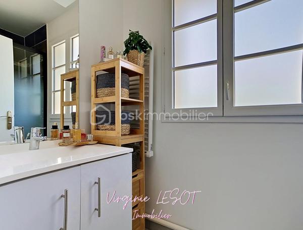 *** Opportunité à Montévrain - Maison contemporaine "Domaine de l'Orangerie" ***

Je vous présente cette villa modèle "Albane" alliant VOLUMES et MODERNITÉ.

Édifiée sur une parcelle de 476 m², cette élégante maison individuelle développe 142 m² au sol (116 m² Loi Carrez) répartis sur trois niveaux, offrant des prestations confortables et des espaces parfaitement pensés pour la vie de famille.

Dès l’entrée, vous découvrirez une atmosphère chaleureuse et lumineuse avec un vaste espace de vie comprenant salon et salle à manger ouverts sur une cuisine aménagée et équipée, créant un ensemble convivial et raffiné. Des WC indépendants complètent ce niveau.

À l’étage, le palier dessert quatre belles chambres, dont une agréable suite parentale avec dressing et salle d’eau privative. Une salle de bains supplémentaire ainsi qu’un second WC indépendant assurent un confort optimal au quotidien.

Le dernier niveau accueille des combles entièrement aménagés avec vélux équipés de volets motorisés, offrant un espace supplémentaire idéal pour une chambre, un bureau, une salle de sport ou un espace loisirs selon vos envies.

À l’extérieur, le jardin avec terrasse bénéficie d’une belle exposition SUD-EST, parfaite pour profiter des journées ensoleillées dans un cadre intime et agréable.

Un garage attenant avec accès direct à la cuisine ainsi qu’un espace de stationnement extérieur privatif viennent parfaire les prestations de ce bien aux nombreux atouts.

Contactez moi si vous désirez davantage d'informations sur ce bien et les atouts du secteur.
Je me ferai un plaisir de vous recevoir en visite !  Virginie LESOT - 07 67 58 87 50 - v.lesot@bskimmobilier.com