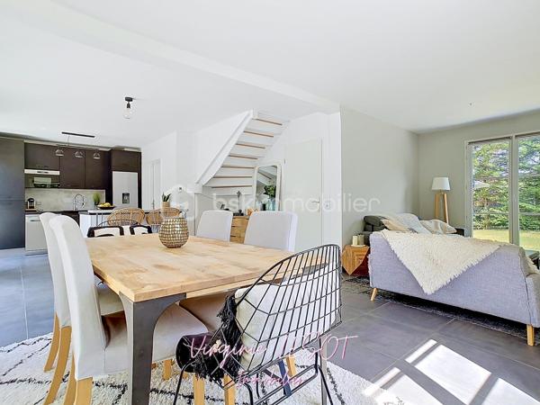 *** Opportunité à Montévrain - Maison contemporaine "Domaine de l'Orangerie" ***

Je vous présente cette villa modèle "Albane" alliant VOLUMES et MODERNITÉ.

Édifiée sur une parcelle de 476 m², cette élégante maison individuelle développe 142 m² au sol (116 m² Loi Carrez) répartis sur trois niveaux, offrant des prestations confortables et des espaces parfaitement pensés pour la vie de famille.

Dès l’entrée, vous découvrirez une atmosphère chaleureuse et lumineuse avec un vaste espace de vie comprenant salon et salle à manger ouverts sur une cuisine aménagée et équipée, créant un ensemble convivial et raffiné. Des WC indépendants complètent ce niveau.

À l’étage, le palier dessert quatre belles chambres, dont une agréable suite parentale avec dressing et salle d’eau privative. Une salle de bains supplémentaire ainsi qu’un second WC indépendant assurent un confort optimal au quotidien.

Le dernier niveau accueille des combles entièrement aménagés avec vélux équipés de volets motorisés, offrant un espace supplémentaire idéal pour une chambre, un bureau, une salle de sport ou un espace loisirs selon vos envies.

À l’extérieur, le jardin avec terrasse bénéficie d’une belle exposition SUD-EST, parfaite pour profiter des journées ensoleillées dans un cadre intime et agréable.

Un garage attenant avec accès direct à la cuisine ainsi qu’un espace de stationnement extérieur privatif viennent parfaire les prestations de ce bien aux nombreux atouts.

Contactez moi si vous désirez davantage d'informations sur ce bien et les atouts du secteur.
Je me ferai un plaisir de vous recevoir en visite !  Virginie LESOT - 07 67 58 87 50 - v.lesot@bskimmobilier.com