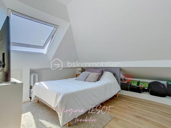 *** Opportunité à Montévrain - Maison contemporaine "Domaine de l'Orangerie" ***

Je vous présente cette villa modèle "Albane" alliant VOLUMES et MODERNITÉ.

Édifiée sur une parcelle de 476 m², cette élégante maison individuelle développe 142 m² au sol (116 m² Loi Carrez) répartis sur trois niveaux, offrant des prestations confortables et des espaces parfaitement pensés pour la vie de famille.

Dès l’entrée, vous découvrirez une atmosphère chaleureuse et lumineuse avec un vaste espace de vie comprenant salon et salle à manger ouverts sur une cuisine aménagée et équipée, créant un ensemble convivial et raffiné. Des WC indépendants complètent ce niveau.

À l’étage, le palier dessert quatre belles chambres, dont une agréable suite parentale avec dressing et salle d’eau privative. Une salle de bains supplémentaire ainsi qu’un second WC indépendant assurent un confort optimal au quotidien.

Le dernier niveau accueille des combles entièrement aménagés avec vélux équipés de volets motorisés, offrant un espace supplémentaire idéal pour une chambre, un bureau, une salle de sport ou un espace loisirs selon vos envies.

À l’extérieur, le jardin avec terrasse bénéficie d’une belle exposition SUD-EST, parfaite pour profiter des journées ensoleillées dans un cadre intime et agréable.

Un garage attenant avec accès direct à la cuisine ainsi qu’un espace de stationnement extérieur privatif viennent parfaire les prestations de ce bien aux nombreux atouts.

Contactez moi si vous désirez davantage d'informations sur ce bien et les atouts du secteur.
Je me ferai un plaisir de vous recevoir en visite !  Virginie LESOT - 07 67 58 87 50 - v.lesot@bskimmobilier.com