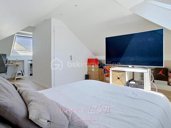 *** Opportunité à Montévrain - Maison contemporaine "Domaine de l'Orangerie" ***

Je vous présente cette villa modèle "Albane" alliant VOLUMES et MODERNITÉ.

Édifiée sur une parcelle de 476 m², cette élégante maison individuelle développe 142 m² au sol (116 m² Loi Carrez) répartis sur trois niveaux, offrant des prestations confortables et des espaces parfaitement pensés pour la vie de famille.

Dès l’entrée, vous découvrirez une atmosphère chaleureuse et lumineuse avec un vaste espace de vie comprenant salon et salle à manger ouverts sur une cuisine aménagée et équipée, créant un ensemble convivial et raffiné. Des WC indépendants complètent ce niveau.

À l’étage, le palier dessert quatre belles chambres, dont une agréable suite parentale avec dressing et salle d’eau privative. Une salle de bains supplémentaire ainsi qu’un second WC indépendant assurent un confort optimal au quotidien.

Le dernier niveau accueille des combles entièrement aménagés avec vélux équipés de volets motorisés, offrant un espace supplémentaire idéal pour une chambre, un bureau, une salle de sport ou un espace loisirs selon vos envies.

À l’extérieur, le jardin avec terrasse bénéficie d’une belle exposition SUD-EST, parfaite pour profiter des journées ensoleillées dans un cadre intime et agréable.

Un garage attenant avec accès direct à la cuisine ainsi qu’un espace de stationnement extérieur privatif viennent parfaire les prestations de ce bien aux nombreux atouts.

Contactez moi si vous désirez davantage d'informations sur ce bien et les atouts du secteur.
Je me ferai un plaisir de vous recevoir en visite !  Virginie LESOT - 07 67 58 87 50 - v.lesot@bskimmobilier.com