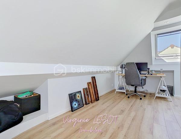 *** Opportunité à Montévrain - Maison contemporaine "Domaine de l'Orangerie" ***

Je vous présente cette villa modèle "Albane" alliant VOLUMES et MODERNITÉ.

Édifiée sur une parcelle de 476 m², cette élégante maison individuelle développe 142 m² au sol (116 m² Loi Carrez) répartis sur trois niveaux, offrant des prestations confortables et des espaces parfaitement pensés pour la vie de famille.

Dès l’entrée, vous découvrirez une atmosphère chaleureuse et lumineuse avec un vaste espace de vie comprenant salon et salle à manger ouverts sur une cuisine aménagée et équipée, créant un ensemble convivial et raffiné. Des WC indépendants complètent ce niveau.

À l’étage, le palier dessert quatre belles chambres, dont une agréable suite parentale avec dressing et salle d’eau privative. Une salle de bains supplémentaire ainsi qu’un second WC indépendant assurent un confort optimal au quotidien.

Le dernier niveau accueille des combles entièrement aménagés avec vélux équipés de volets motorisés, offrant un espace supplémentaire idéal pour une chambre, un bureau, une salle de sport ou un espace loisirs selon vos envies.

À l’extérieur, le jardin avec terrasse bénéficie d’une belle exposition SUD-EST, parfaite pour profiter des journées ensoleillées dans un cadre intime et agréable.

Un garage attenant avec accès direct à la cuisine ainsi qu’un espace de stationnement extérieur privatif viennent parfaire les prestations de ce bien aux nombreux atouts.

Contactez moi si vous désirez davantage d'informations sur ce bien et les atouts du secteur.
Je me ferai un plaisir de vous recevoir en visite !  Virginie LESOT - 07 67 58 87 50 - v.lesot@bskimmobilier.com