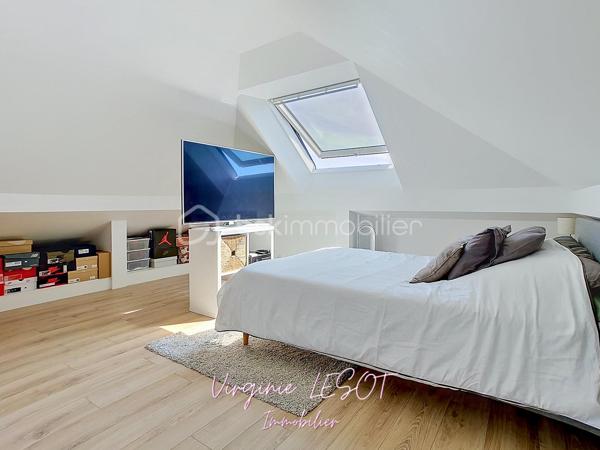 *** Opportunité à Montévrain - Maison contemporaine "Domaine de l'Orangerie" ***

Je vous présente cette villa modèle "Albane" alliant VOLUMES et MODERNITÉ.

Édifiée sur une parcelle de 476 m², cette élégante maison individuelle développe 142 m² au sol (116 m² Loi Carrez) répartis sur trois niveaux, offrant des prestations confortables et des espaces parfaitement pensés pour la vie de famille.

Dès l’entrée, vous découvrirez une atmosphère chaleureuse et lumineuse avec un vaste espace de vie comprenant salon et salle à manger ouverts sur une cuisine aménagée et équipée, créant un ensemble convivial et raffiné. Des WC indépendants complètent ce niveau.

À l’étage, le palier dessert quatre belles chambres, dont une agréable suite parentale avec dressing et salle d’eau privative. Une salle de bains supplémentaire ainsi qu’un second WC indépendant assurent un confort optimal au quotidien.

Le dernier niveau accueille des combles entièrement aménagés avec vélux équipés de volets motorisés, offrant un espace supplémentaire idéal pour une chambre, un bureau, une salle de sport ou un espace loisirs selon vos envies.

À l’extérieur, le jardin avec terrasse bénéficie d’une belle exposition SUD-EST, parfaite pour profiter des journées ensoleillées dans un cadre intime et agréable.

Un garage attenant avec accès direct à la cuisine ainsi qu’un espace de stationnement extérieur privatif viennent parfaire les prestations de ce bien aux nombreux atouts.

Contactez moi si vous désirez davantage d'informations sur ce bien et les atouts du secteur.
Je me ferai un plaisir de vous recevoir en visite !  Virginie LESOT - 07 67 58 87 50 - v.lesot@bskimmobilier.com