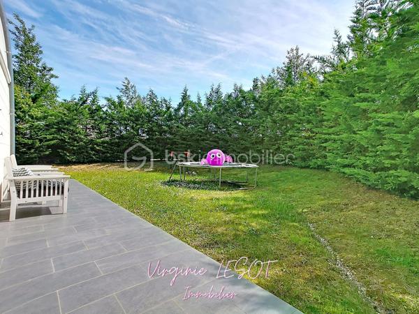 *** Opportunité à Montévrain - Maison contemporaine "Domaine de l'Orangerie" ***

Je vous présente cette villa modèle "Albane" alliant VOLUMES et MODERNITÉ.

Édifiée sur une parcelle de 476 m², cette élégante maison individuelle développe 142 m² au sol (116 m² Loi Carrez) répartis sur trois niveaux, offrant des prestations confortables et des espaces parfaitement pensés pour la vie de famille.

Dès l’entrée, vous découvrirez une atmosphère chaleureuse et lumineuse avec un vaste espace de vie comprenant salon et salle à manger ouverts sur une cuisine aménagée et équipée, créant un ensemble convivial et raffiné. Des WC indépendants complètent ce niveau.

À l’étage, le palier dessert quatre belles chambres, dont une agréable suite parentale avec dressing et salle d’eau privative. Une salle de bains supplémentaire ainsi qu’un second WC indépendant assurent un confort optimal au quotidien.

Le dernier niveau accueille des combles entièrement aménagés avec vélux équipés de volets motorisés, offrant un espace supplémentaire idéal pour une chambre, un bureau, une salle de sport ou un espace loisirs selon vos envies.

À l’extérieur, le jardin avec terrasse bénéficie d’une belle exposition SUD-EST, parfaite pour profiter des journées ensoleillées dans un cadre intime et agréable.

Un garage attenant avec accès direct à la cuisine ainsi qu’un espace de stationnement extérieur privatif viennent parfaire les prestations de ce bien aux nombreux atouts.

Contactez moi si vous désirez davantage d'informations sur ce bien et les atouts du secteur.
Je me ferai un plaisir de vous recevoir en visite !  Virginie LESOT - 07 67 58 87 50 - v.lesot@bskimmobilier.com