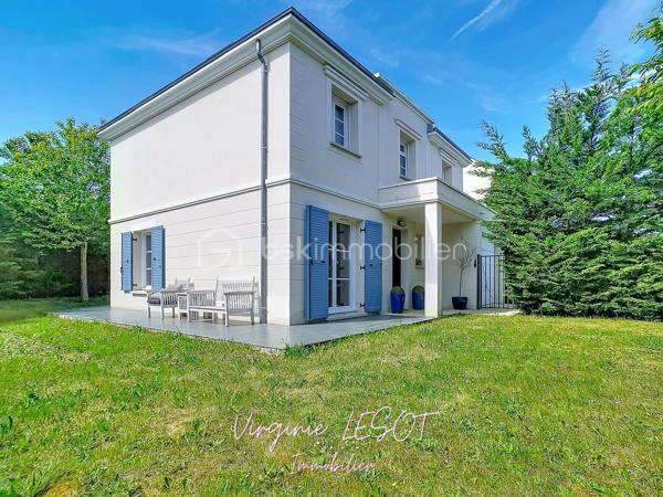*** Opportunité à Montévrain - Maison contemporaine "Domaine de l'Orangerie" ***

Je vous présente cette villa modèle "Albane" alliant VOLUMES et MODERNITÉ.

Édifiée sur une parcelle de 476 m², cette élégante maison individuelle développe 142 m² au sol (116 m² Loi Carrez) répartis sur trois niveaux, offrant des prestations confortables et des espaces parfaitement pensés pour la vie de famille.

Dès l’entrée, vous découvrirez une atmosphère chaleureuse et lumineuse avec un vaste espace de vie comprenant salon et salle à manger ouverts sur une cuisine aménagée et équipée, créant un ensemble convivial et raffiné. Des WC indépendants complètent ce niveau.

À l’étage, le palier dessert quatre belles chambres, dont une agréable suite parentale avec dressing et salle d’eau privative. Une salle de bains supplémentaire ainsi qu’un second WC indépendant assurent un confort optimal au quotidien.

Le dernier niveau accueille des combles entièrement aménagés avec vélux équipés de volets motorisés, offrant un espace supplémentaire idéal pour une chambre, un bureau, une salle de sport ou un espace loisirs selon vos envies.

À l’extérieur, le jardin avec terrasse bénéficie d’une belle exposition SUD-EST, parfaite pour profiter des journées ensoleillées dans un cadre intime et agréable.

Un garage attenant avec accès direct à la cuisine ainsi qu’un espace de stationnement extérieur privatif viennent parfaire les prestations de ce bien aux nombreux atouts.

Contactez moi si vous désirez davantage d'informations sur ce bien et les atouts du secteur.
Je me ferai un plaisir de vous recevoir en visite !  Virginie LESOT - 07 67 58 87 50 - v.lesot@bskimmobilier.com