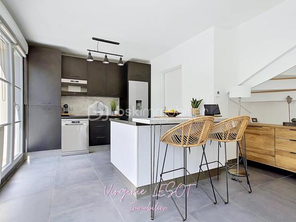 *** Opportunité à Montévrain - Maison contemporaine "Domaine de l'Orangerie" ***

Je vous présente cette villa modèle "Albane" alliant VOLUMES et MODERNITÉ.

Édifiée sur une parcelle de 476 m², cette élégante maison individuelle développe 142 m² au sol (116 m² Loi Carrez) répartis sur trois niveaux, offrant des prestations confortables et des espaces parfaitement pensés pour la vie de famille.

Dès l’entrée, vous découvrirez une atmosphère chaleureuse et lumineuse avec un vaste espace de vie comprenant salon et salle à manger ouverts sur une cuisine aménagée et équipée, créant un ensemble convivial et raffiné. Des WC indépendants complètent ce niveau.

À l’étage, le palier dessert quatre belles chambres, dont une agréable suite parentale avec dressing et salle d’eau privative. Une salle de bains supplémentaire ainsi qu’un second WC indépendant assurent un confort optimal au quotidien.

Le dernier niveau accueille des combles entièrement aménagés avec vélux équipés de volets motorisés, offrant un espace supplémentaire idéal pour une chambre, un bureau, une salle de sport ou un espace loisirs selon vos envies.

À l’extérieur, le jardin avec terrasse bénéficie d’une belle exposition SUD-EST, parfaite pour profiter des journées ensoleillées dans un cadre intime et agréable.

Un garage attenant avec accès direct à la cuisine ainsi qu’un espace de stationnement extérieur privatif viennent parfaire les prestations de ce bien aux nombreux atouts.

Contactez moi si vous désirez davantage d'informations sur ce bien et les atouts du secteur.
Je me ferai un plaisir de vous recevoir en visite !  Virginie LESOT - 07 67 58 87 50 - v.lesot@bskimmobilier.com