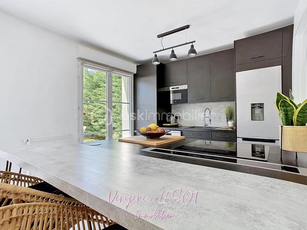 *** Opportunité à Montévrain - Maison contemporaine "Domaine de l'Orangerie" ***

Je vous présente cette villa modèle "Albane" alliant VOLUMES et MODERNITÉ.

Édifiée sur une parcelle de 476 m², cette élégante maison individuelle développe 142 m² au sol (116 m² Loi Carrez) répartis sur trois niveaux, offrant des prestations confortables et des espaces parfaitement pensés pour la vie de famille.

Dès l’entrée, vous découvrirez une atmosphère chaleureuse et lumineuse avec un vaste espace de vie comprenant salon et salle à manger ouverts sur une cuisine aménagée et équipée, créant un ensemble convivial et raffiné. Des WC indépendants complètent ce niveau.

À l’étage, le palier dessert quatre belles chambres, dont une agréable suite parentale avec dressing et salle d’eau privative. Une salle de bains supplémentaire ainsi qu’un second WC indépendant assurent un confort optimal au quotidien.

Le dernier niveau accueille des combles entièrement aménagés avec vélux équipés de volets motorisés, offrant un espace supplémentaire idéal pour une chambre, un bureau, une salle de sport ou un espace loisirs selon vos envies.

À l’extérieur, le jardin avec terrasse bénéficie d’une belle exposition SUD-EST, parfaite pour profiter des journées ensoleillées dans un cadre intime et agréable.

Un garage attenant avec accès direct à la cuisine ainsi qu’un espace de stationnement extérieur privatif viennent parfaire les prestations de ce bien aux nombreux atouts.

Contactez moi si vous désirez davantage d'informations sur ce bien et les atouts du secteur.
Je me ferai un plaisir de vous recevoir en visite !  Virginie LESOT - 07 67 58 87 50 - v.lesot@bskimmobilier.com