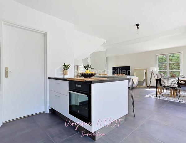 *** Opportunité à Montévrain - Maison contemporaine "Domaine de l'Orangerie" ***

Je vous présente cette villa modèle "Albane" alliant VOLUMES et MODERNITÉ.

Édifiée sur une parcelle de 476 m², cette élégante maison individuelle développe 142 m² au sol (116 m² Loi Carrez) répartis sur trois niveaux, offrant des prestations confortables et des espaces parfaitement pensés pour la vie de famille.

Dès l’entrée, vous découvrirez une atmosphère chaleureuse et lumineuse avec un vaste espace de vie comprenant salon et salle à manger ouverts sur une cuisine aménagée et équipée, créant un ensemble convivial et raffiné. Des WC indépendants complètent ce niveau.

À l’étage, le palier dessert quatre belles chambres, dont une agréable suite parentale avec dressing et salle d’eau privative. Une salle de bains supplémentaire ainsi qu’un second WC indépendant assurent un confort optimal au quotidien.

Le dernier niveau accueille des combles entièrement aménagés avec vélux équipés de volets motorisés, offrant un espace supplémentaire idéal pour une chambre, un bureau, une salle de sport ou un espace loisirs selon vos envies.

À l’extérieur, le jardin avec terrasse bénéficie d’une belle exposition SUD-EST, parfaite pour profiter des journées ensoleillées dans un cadre intime et agréable.

Un garage attenant avec accès direct à la cuisine ainsi qu’un espace de stationnement extérieur privatif viennent parfaire les prestations de ce bien aux nombreux atouts.

Contactez moi si vous désirez davantage d'informations sur ce bien et les atouts du secteur.
Je me ferai un plaisir de vous recevoir en visite !  Virginie LESOT - 07 67 58 87 50 - v.lesot@bskimmobilier.com