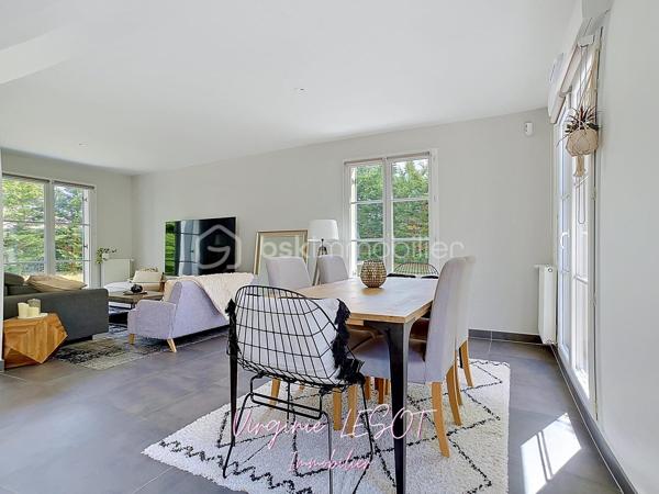 *** Opportunité à Montévrain - Maison contemporaine "Domaine de l'Orangerie" ***

Je vous présente cette villa modèle "Albane" alliant VOLUMES et MODERNITÉ.

Édifiée sur une parcelle de 476 m², cette élégante maison individuelle développe 142 m² au sol (116 m² Loi Carrez) répartis sur trois niveaux, offrant des prestations confortables et des espaces parfaitement pensés pour la vie de famille.

Dès l’entrée, vous découvrirez une atmosphère chaleureuse et lumineuse avec un vaste espace de vie comprenant salon et salle à manger ouverts sur une cuisine aménagée et équipée, créant un ensemble convivial et raffiné. Des WC indépendants complètent ce niveau.

À l’étage, le palier dessert quatre belles chambres, dont une agréable suite parentale avec dressing et salle d’eau privative. Une salle de bains supplémentaire ainsi qu’un second WC indépendant assurent un confort optimal au quotidien.

Le dernier niveau accueille des combles entièrement aménagés avec vélux équipés de volets motorisés, offrant un espace supplémentaire idéal pour une chambre, un bureau, une salle de sport ou un espace loisirs selon vos envies.

À l’extérieur, le jardin avec terrasse bénéficie d’une belle exposition SUD-EST, parfaite pour profiter des journées ensoleillées dans un cadre intime et agréable.

Un garage attenant avec accès direct à la cuisine ainsi qu’un espace de stationnement extérieur privatif viennent parfaire les prestations de ce bien aux nombreux atouts.

Contactez moi si vous désirez davantage d'informations sur ce bien et les atouts du secteur.
Je me ferai un plaisir de vous recevoir en visite !  Virginie LESOT - 07 67 58 87 50 - v.lesot@bskimmobilier.com