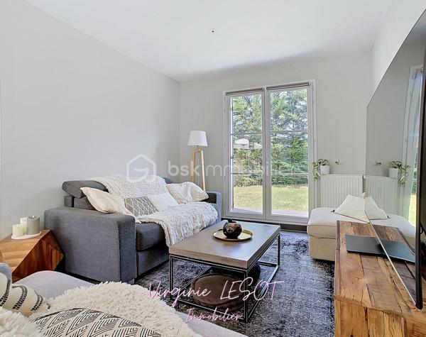 *** Opportunité à Montévrain - Maison contemporaine "Domaine de l'Orangerie" ***

Je vous présente cette villa modèle "Albane" alliant VOLUMES et MODERNITÉ.

Édifiée sur une parcelle de 476 m², cette élégante maison individuelle développe 142 m² au sol (116 m² Loi Carrez) répartis sur trois niveaux, offrant des prestations confortables et des espaces parfaitement pensés pour la vie de famille.

Dès l’entrée, vous découvrirez une atmosphère chaleureuse et lumineuse avec un vaste espace de vie comprenant salon et salle à manger ouverts sur une cuisine aménagée et équipée, créant un ensemble convivial et raffiné. Des WC indépendants complètent ce niveau.

À l’étage, le palier dessert quatre belles chambres, dont une agréable suite parentale avec dressing et salle d’eau privative. Une salle de bains supplémentaire ainsi qu’un second WC indépendant assurent un confort optimal au quotidien.

Le dernier niveau accueille des combles entièrement aménagés avec vélux équipés de volets motorisés, offrant un espace supplémentaire idéal pour une chambre, un bureau, une salle de sport ou un espace loisirs selon vos envies.

À l’extérieur, le jardin avec terrasse bénéficie d’une belle exposition SUD-EST, parfaite pour profiter des journées ensoleillées dans un cadre intime et agréable.

Un garage attenant avec accès direct à la cuisine ainsi qu’un espace de stationnement extérieur privatif viennent parfaire les prestations de ce bien aux nombreux atouts.

Contactez moi si vous désirez davantage d'informations sur ce bien et les atouts du secteur.
Je me ferai un plaisir de vous recevoir en visite !  Virginie LESOT - 07 67 58 87 50 - v.lesot@bskimmobilier.com