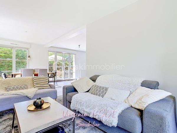 *** Opportunité à Montévrain - Maison contemporaine "Domaine de l'Orangerie" ***

Je vous présente cette villa modèle "Albane" alliant VOLUMES et MODERNITÉ.

Édifiée sur une parcelle de 476 m², cette élégante maison individuelle développe 142 m² au sol (116 m² Loi Carrez) répartis sur trois niveaux, offrant des prestations confortables et des espaces parfaitement pensés pour la vie de famille.

Dès l’entrée, vous découvrirez une atmosphère chaleureuse et lumineuse avec un vaste espace de vie comprenant salon et salle à manger ouverts sur une cuisine aménagée et équipée, créant un ensemble convivial et raffiné. Des WC indépendants complètent ce niveau.

À l’étage, le palier dessert quatre belles chambres, dont une agréable suite parentale avec dressing et salle d’eau privative. Une salle de bains supplémentaire ainsi qu’un second WC indépendant assurent un confort optimal au quotidien.

Le dernier niveau accueille des combles entièrement aménagés avec vélux équipés de volets motorisés, offrant un espace supplémentaire idéal pour une chambre, un bureau, une salle de sport ou un espace loisirs selon vos envies.

À l’extérieur, le jardin avec terrasse bénéficie d’une belle exposition SUD-EST, parfaite pour profiter des journées ensoleillées dans un cadre intime et agréable.

Un garage attenant avec accès direct à la cuisine ainsi qu’un espace de stationnement extérieur privatif viennent parfaire les prestations de ce bien aux nombreux atouts.

Contactez moi si vous désirez davantage d'informations sur ce bien et les atouts du secteur.
Je me ferai un plaisir de vous recevoir en visite !  Virginie LESOT - 07 67 58 87 50 - v.lesot@bskimmobilier.com