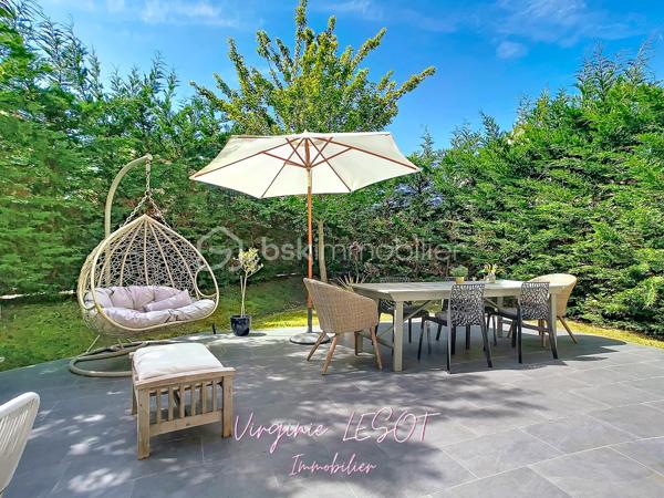 *** Opportunité à Montévrain - Maison contemporaine "Domaine de l'Orangerie" ***

Je vous présente cette villa modèle "Albane" alliant VOLUMES et MODERNITÉ.

Édifiée sur une parcelle de 476 m², cette élégante maison individuelle développe 142 m² au sol (116 m² Loi Carrez) répartis sur trois niveaux, offrant des prestations confortables et des espaces parfaitement pensés pour la vie de famille.

Dès l’entrée, vous découvrirez une atmosphère chaleureuse et lumineuse avec un vaste espace de vie comprenant salon et salle à manger ouverts sur une cuisine aménagée et équipée, créant un ensemble convivial et raffiné. Des WC indépendants complètent ce niveau.

À l’étage, le palier dessert quatre belles chambres, dont une agréable suite parentale avec dressing et salle d’eau privative. Une salle de bains supplémentaire ainsi qu’un second WC indépendant assurent un confort optimal au quotidien.

Le dernier niveau accueille des combles entièrement aménagés avec vélux équipés de volets motorisés, offrant un espace supplémentaire idéal pour une chambre, un bureau, une salle de sport ou un espace loisirs selon vos envies.

À l’extérieur, le jardin avec terrasse bénéficie d’une belle exposition SUD-EST, parfaite pour profiter des journées ensoleillées dans un cadre intime et agréable.

Un garage attenant avec accès direct à la cuisine ainsi qu’un espace de stationnement extérieur privatif viennent parfaire les prestations de ce bien aux nombreux atouts.

Contactez moi si vous désirez davantage d'informations sur ce bien et les atouts du secteur.
Je me ferai un plaisir de vous recevoir en visite !  Virginie LESOT - 07 67 58 87 50 - v.lesot@bskimmobilier.com