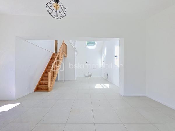 Implantée sur un terrain d'environ 250 m², cette maison rénovée offre des volumes pratiques et une belle luminosité.

Au rez-de-chaussée, un double séjour lumineux agrémenté d’un magnifique puits de lumière, une cuisine américaine, un WC, une salle d’eau et deux chambres. Au 1er étage, une très grande chambre, offrant un espace nuit indépendant et modulable selon vos besoins. Travaux de rénovation récents garantissant un confort immédiat et une utilisation optimisée des espaces.

À l’extérieur, jardin agréable et intime, terrasse possible, et possibilité de stationner une voiture sur la parcelle. Aménagements extérieurs permettant de profiter pleinement des beaux jours et d’un espace de détente privatif.

Situation pratique à Rosny-sous-Bois : à environ 10 minutes à pied de la station Rosny–Bois-Perrier (RER E), commerces de proximité et centre commercial Rosny 2 à quelques minutes, écoles maternelles et primaires à proximité immédiate, services et équipements locaux facilement accessibles. Espaces verts et parc municipal proches, desserte en transports en commun facilitant les trajets quotidiens et bon accès aux axes routiers régionaux.

Présentation soignée, idéal pour une famille recherchant confort, luminosité et emplacement pratique.