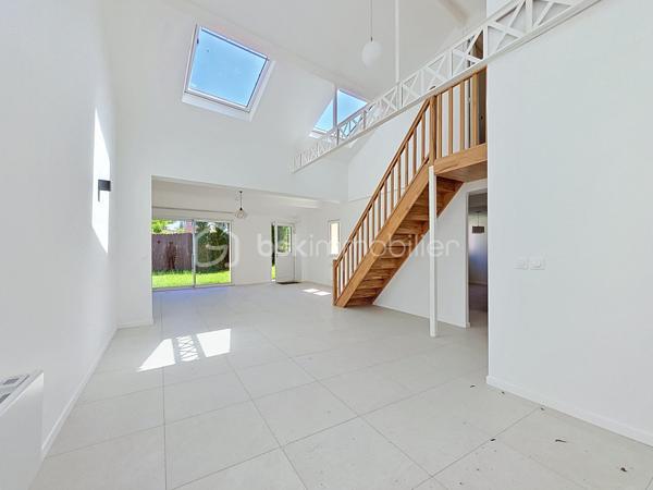 Implantée sur un terrain d'environ 250 m², cette maison rénovée offre des volumes pratiques et une belle luminosité.

Au rez-de-chaussée, un double séjour lumineux agrémenté d’un magnifique puits de lumière, une cuisine américaine, un WC, une salle d’eau et deux chambres. Au 1er étage, une très grande chambre, offrant un espace nuit indépendant et modulable selon vos besoins. Travaux de rénovation récents garantissant un confort immédiat et une utilisation optimisée des espaces.

À l’extérieur, jardin agréable et intime, terrasse possible, et possibilité de stationner une voiture sur la parcelle. Aménagements extérieurs permettant de profiter pleinement des beaux jours et d’un espace de détente privatif.

Situation pratique à Rosny-sous-Bois : à environ 10 minutes à pied de la station Rosny–Bois-Perrier (RER E), commerces de proximité et centre commercial Rosny 2 à quelques minutes, écoles maternelles et primaires à proximité immédiate, services et équipements locaux facilement accessibles. Espaces verts et parc municipal proches, desserte en transports en commun facilitant les trajets quotidiens et bon accès aux axes routiers régionaux.

Présentation soignée, idéal pour une famille recherchant confort, luminosité et emplacement pratique.