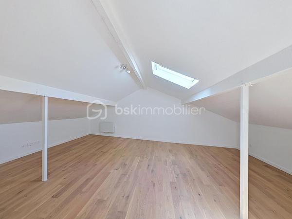 Implantée sur un terrain d'environ 250 m², cette maison rénovée offre des volumes pratiques et une belle luminosité.

Au rez-de-chaussée, un double séjour lumineux agrémenté d’un magnifique puits de lumière, une cuisine américaine, un WC, une salle d’eau et deux chambres. Au 1er étage, une très grande chambre, offrant un espace nuit indépendant et modulable selon vos besoins. Travaux de rénovation récents garantissant un confort immédiat et une utilisation optimisée des espaces.

À l’extérieur, jardin agréable et intime, terrasse possible, et possibilité de stationner une voiture sur la parcelle. Aménagements extérieurs permettant de profiter pleinement des beaux jours et d’un espace de détente privatif.

Situation pratique à Rosny-sous-Bois : à environ 10 minutes à pied de la station Rosny–Bois-Perrier (RER E), commerces de proximité et centre commercial Rosny 2 à quelques minutes, écoles maternelles et primaires à proximité immédiate, services et équipements locaux facilement accessibles. Espaces verts et parc municipal proches, desserte en transports en commun facilitant les trajets quotidiens et bon accès aux axes routiers régionaux.

Présentation soignée, idéal pour une famille recherchant confort, luminosité et emplacement pratique.