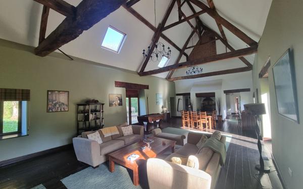 Maison à vendre    6 pièces • 220 m2 Saint-Priest-Ligoure